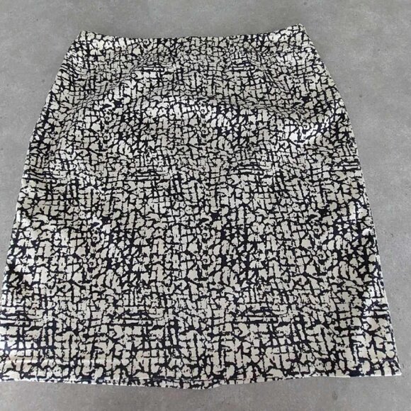 Lovely Chic Black & Ivory Crackle Pattern Pencil Skirt - Picture 4 of 6